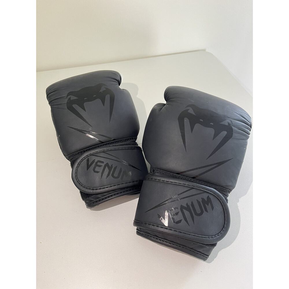 Venum Classic Youth Boxing / Training Gloves 8 Oz Black Excellent Condition